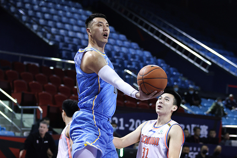 爱游戏中国-皇家马德里迎德国杯关键赛；赛前篮板制胜；质疑声仍在；资深球员宣示担当(皇家马德里82巴塞罗那)